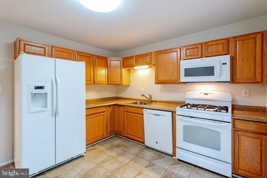 11858 Saint Trinians Ct, Reston, VA 20191 - photo 6