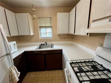 5693 Kingsport Dr NE unit 2, Atlanta, GA 30342 - photo 6