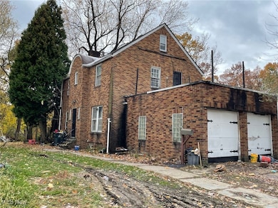 10416 Park Heights Rd, Cleveland, OH 44104 - photo 2