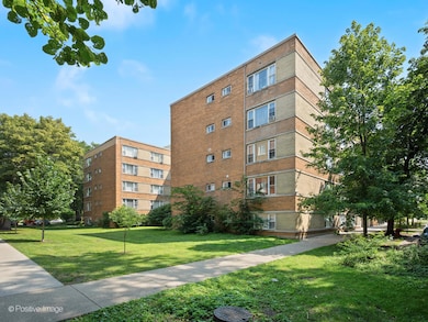 2424 W Estes Ave unit 3B, Chicago, IL 60645 - photo 2