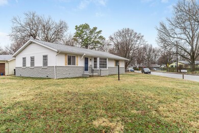 1520 W Crestview St-2