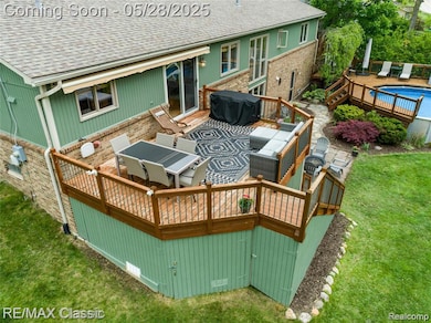 Upper deck with retractable awning