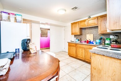 Dining area & kitchen