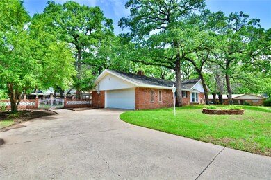 1001 Forest Oaks Ln, Hurst, TX 76053 - photo 5