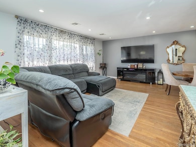 53 Maple St, Roslyn Heights, NY 11577 - photo 4