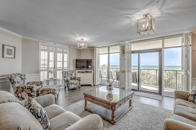 Living room with ornamental molding, an inviting c