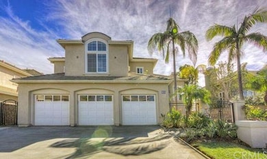 full driveway  with a 3 car garage  easy to park u