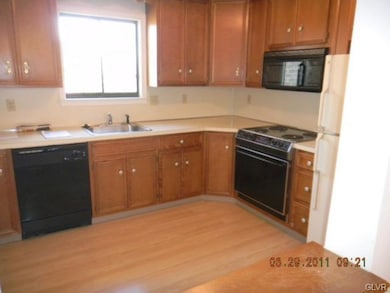 938 Cold Spring Rd unit 10, Allentown, PA 18103 - photo 2