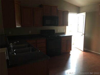 8 W Fairlane Place, Sapulpa, OK 74066 - photo 3