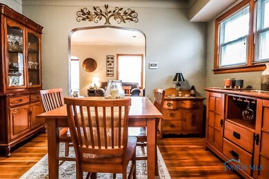 Dining Room w/hardwood floors