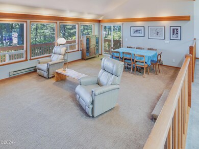 Livingroom/Dining Area