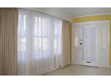 Entry/Foyer.