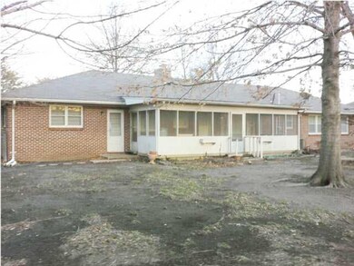 DELIGHTFUL SCREENED-IN, BACKYARD, SUN PORCH