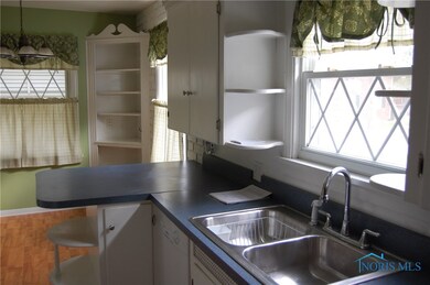 Built ins in the eating area
