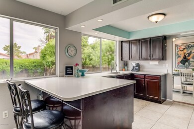 Kitchen - Large breakfast bar