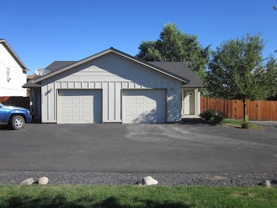 2723 SW Salmon Ave, Redmond, OR 97756 - photo 3