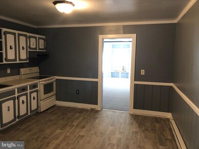 270 N Washington St unit APARTMENT A, Berkeley Springs, WV 25411 - photo 2