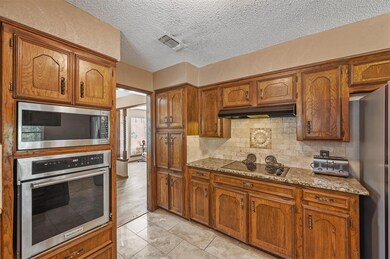 1000 Cherry Ct, Hurst, TX 76053 - photo 5