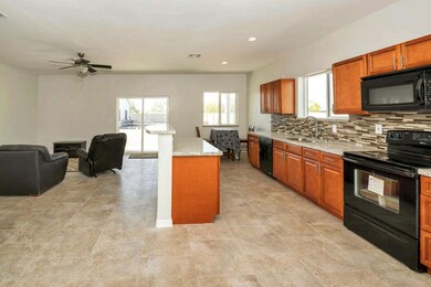 Kitchen & breakfast bar