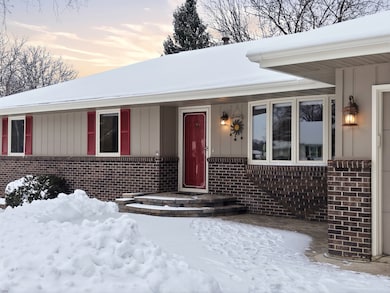 2010 Cimarron Dr, Freeport, IL 61032 - photo 2