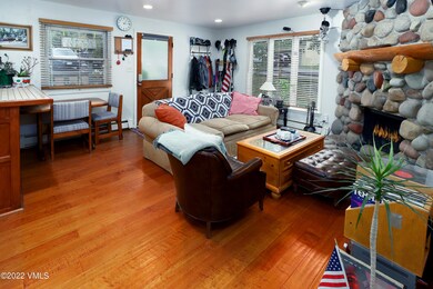 2833_kinnickinnick_1_living_2