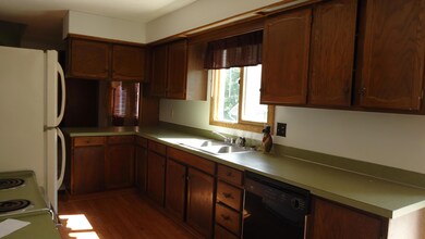 Upper level kitchen<|><|>