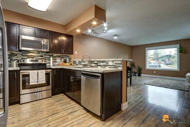 Kitchen w/ Breakfast Bar