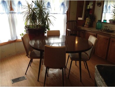 Bright airy dining nag room.