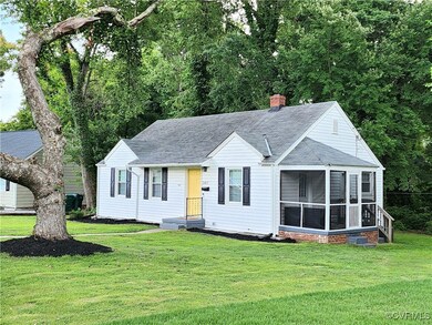 View of front of property featuring a front lawn