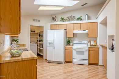 Denovan-2866SwirlDr-9