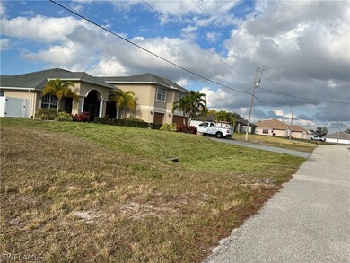 RIGHT SIDE NEIGHBORHOOD. VIEW FROM STREET.