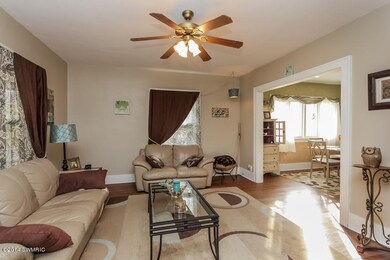 005-Living_Room-1304436-mls