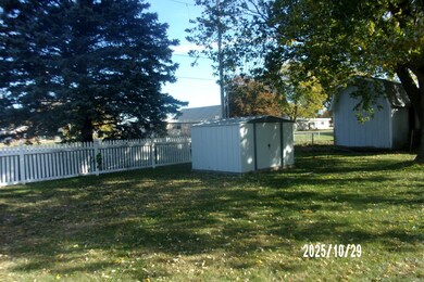 714 E Sycamore St, Watseka, IL 60970 - photo 6