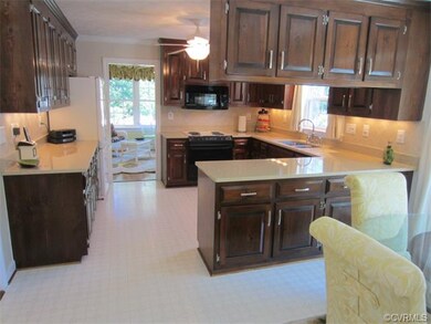 Other Features of the Eat-in Kitchen include Crown
