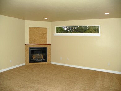 3920 Davis Ct Living