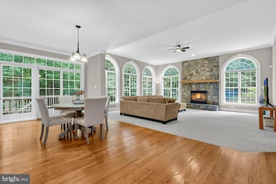 11689 Heinz Ct, Oakton, VA 22124 - photo 3