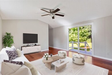 SPACIOUS LIVING ROOM 
VIRTUALLY STAGED!