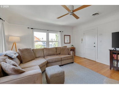 Living Room/Entrance
