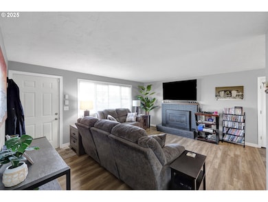 1756 10th St, Springfield, OR 97477 - photo 3