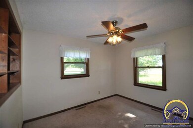 2919 SW Auburn Rd, Topeka, KS 66614 - photo 7