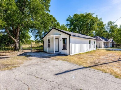 1602 N Brazos Ave, Cleburne, TX 76031 - photo 2