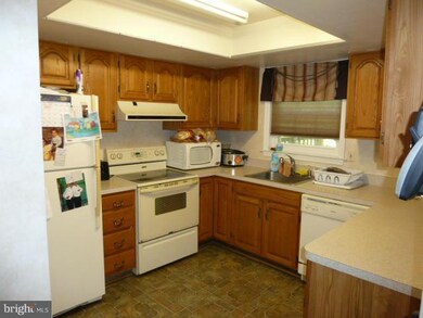 9580 Lindenbrook St, Fairfax, VA 22031 - photo 2