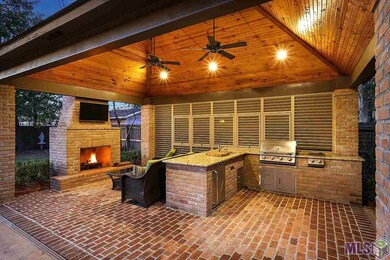 OUTDOOR KITCHEN
