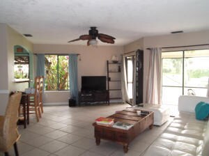 9622 Stones River Living Room