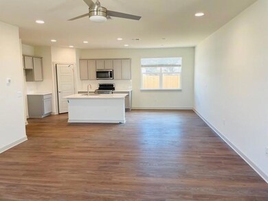 Kitchen with appliances with stainless steel fini