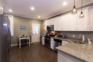 Eat-In-Kitchen
