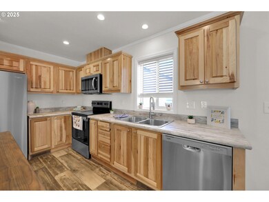 498 Moffit Ln, Springfield, OR 97477 - photo 5