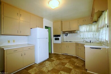 287 Pennsylvania Ave, Reidsville, NC 27320 - photo 3