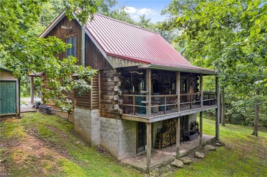 Log & cedar home built in 1989
