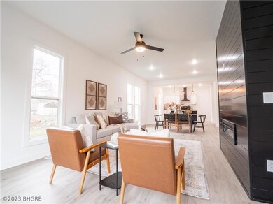 323 W 2nd St S, Newton, IA 50208 - photo 7